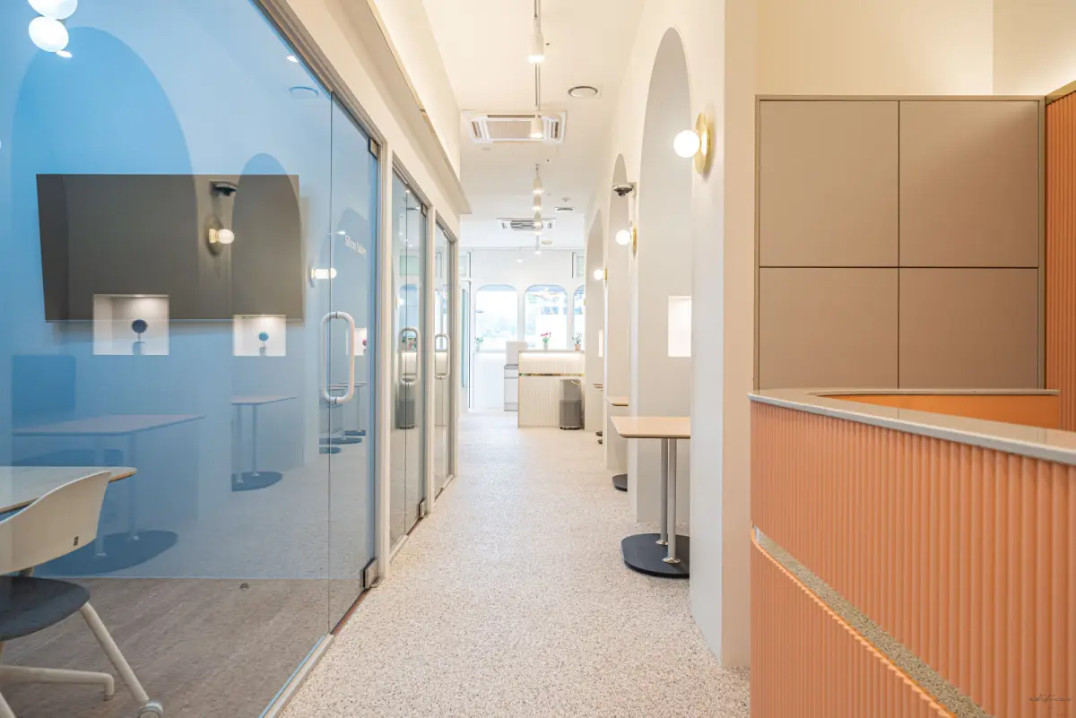 블루와 코랄이 어우러진 감각적인 공유오피스